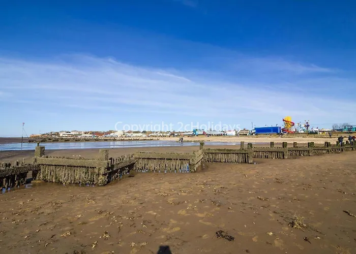 Luxury Lodge With Decking In Hunstanton At Manor Park Ref 23144K