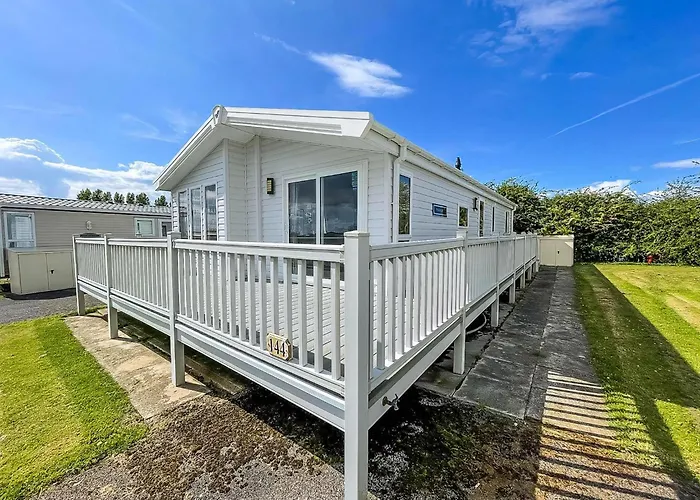 Luxury Lodge With Decking In Hunstanton At Manor Park Ref 23144K