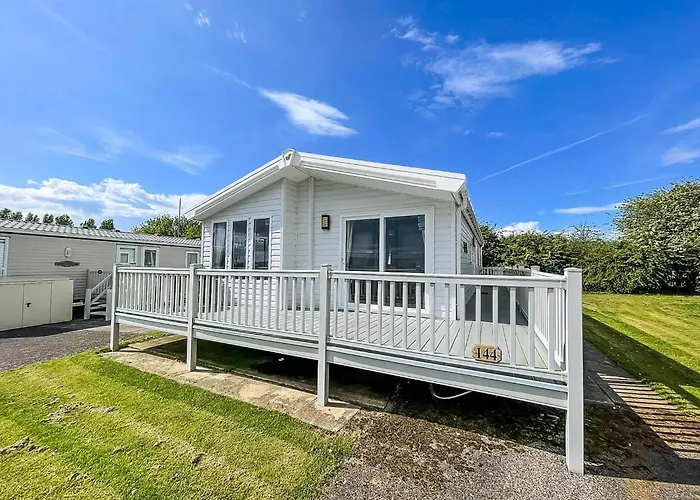 Luxury Lodge With Decking In Hunstanton At Manor Park Ref 23144K